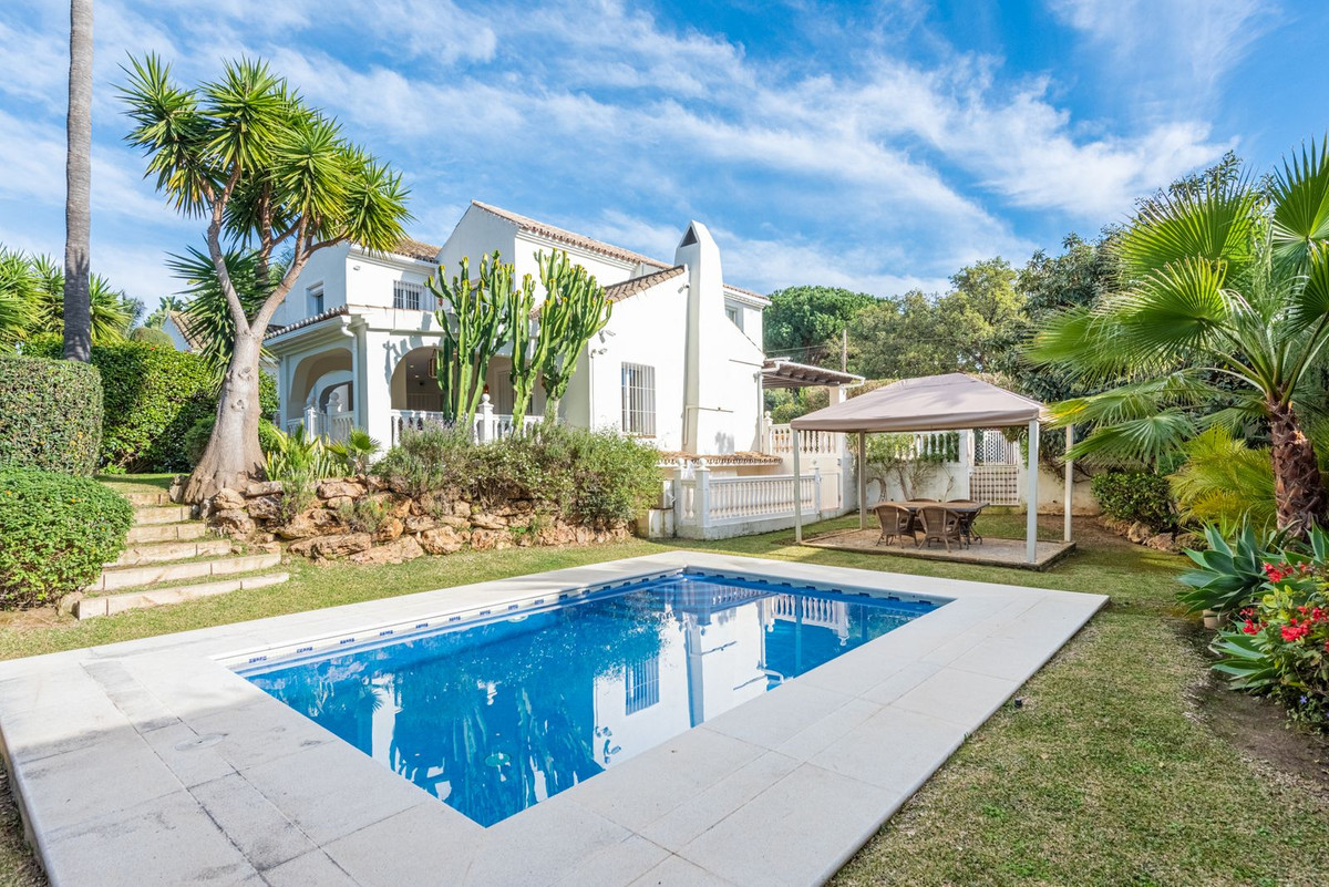 Family villa in El Rosario, Marbella with up to 6 bedrooms